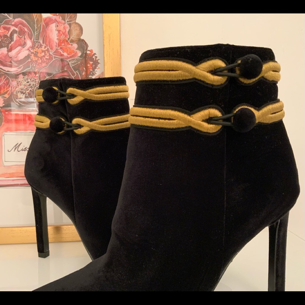 Nine West Pointy Toe Victorian Style Booties Suede Ankle Boots Size 5.5M - Picture 4 of 7